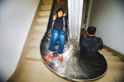 老人发明“逃生滑梯” 还获多国专利