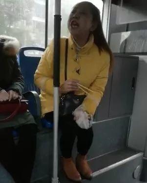 宜昌女子公汽骂人被曝是医生 院方辟谣报警维权