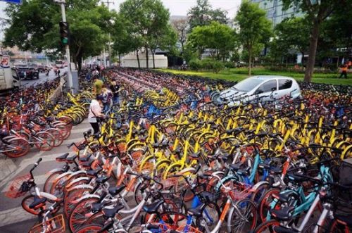 街头野广告"傍"上共享单车 律师:擅自张贴构成侵权