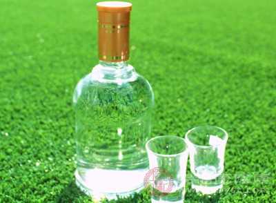 侦破特大制假侵权假酒商标案 廉价白酒勾兑名酒